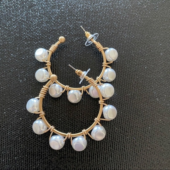 Jewelry - Pearl gold tone earrings